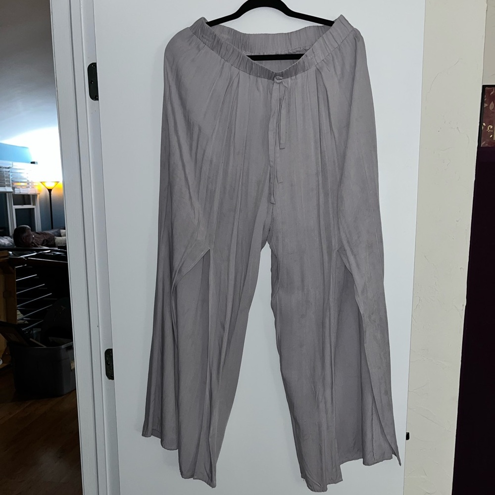 Super cute baggy light grey pants slit in front